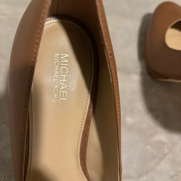 Michael Michael Kors Antoinette Luggage Padlock Leather Platform Pumps Size 7.5M - Picture 2 of 11